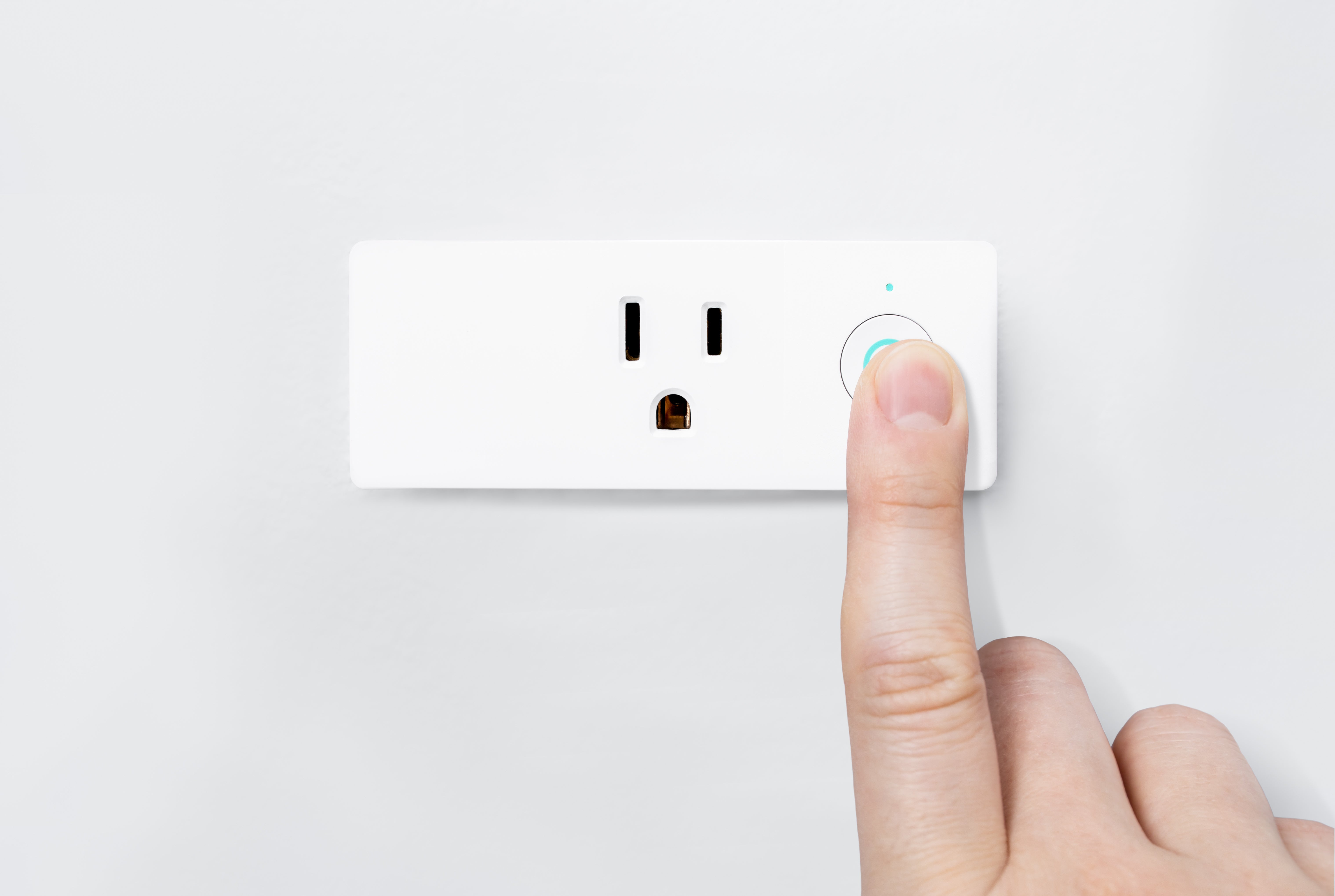 Smart outlet and plug